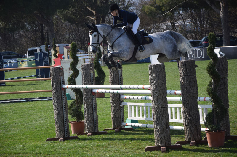 Edwina Tops-Alexander är en av alla världsryttare som finns på plats i Arezzo. Här rider hon en 1.45-hoppning på den stora gräsbanan Boccaccio. Foto: Jennifer Åström