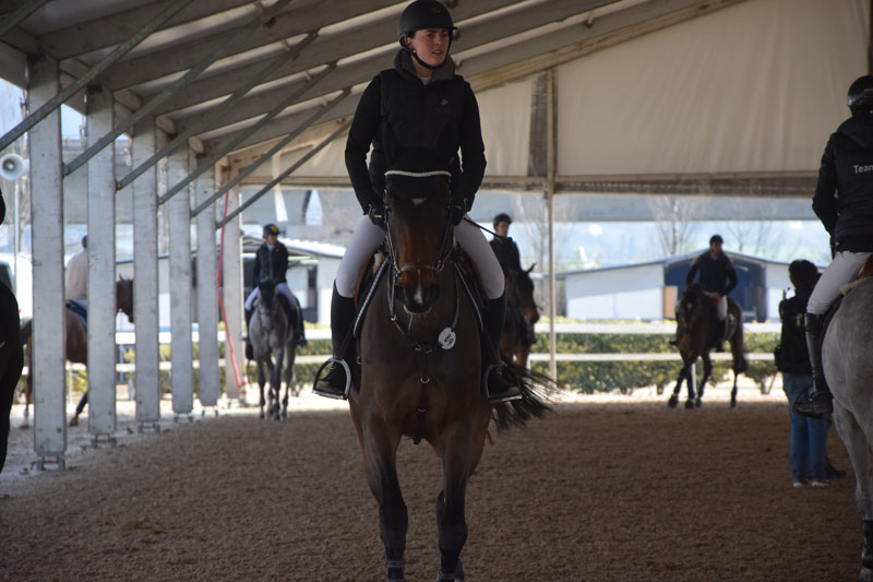 Linn rider fram Estella. Ibland är det lugnt på framhoppningen, ibland är det rena kriget. Foto: Jennifer Åström
